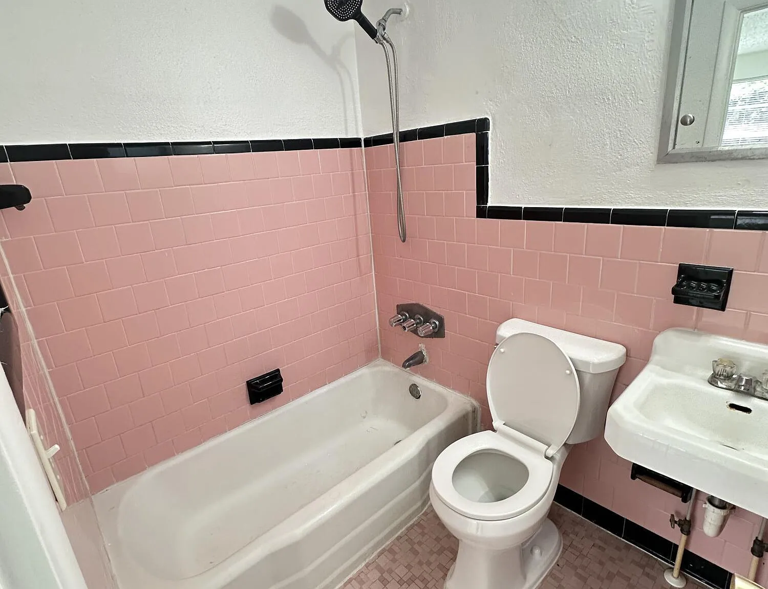 1 bed, 1.0 bath, $925 — Photo 3