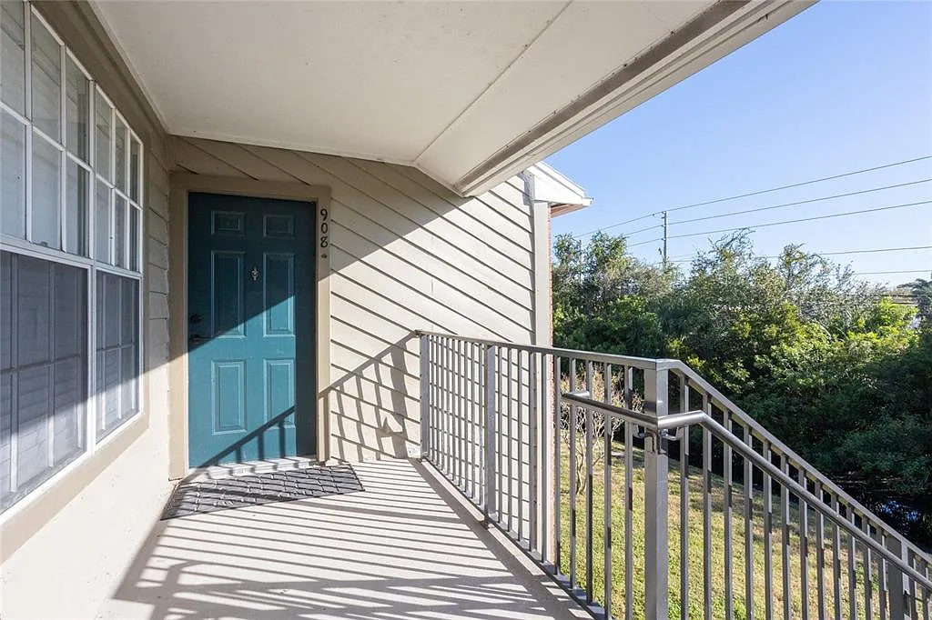 2 bed, 2.0 bath, 940 sqft, $2,000 — Photo 2