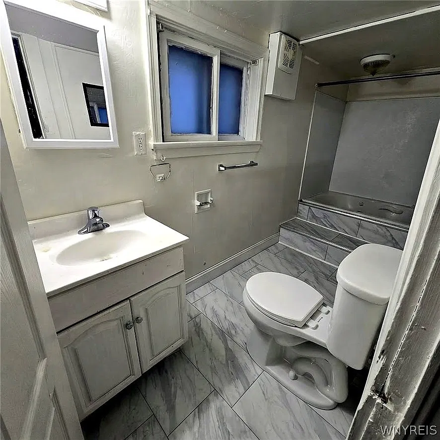 3 bed, 1.0 bath, 1023 sqft, $1,750 — Photo 3