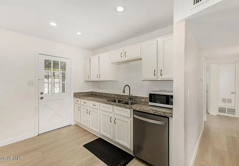220 E McKinley St — Photo 18