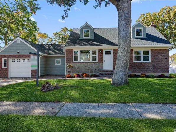 1810 Schermerhorn St, Merrick, NY 11566