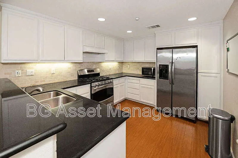 3 bed, 3.5 bath, 1901 sqft, $4,150 — Photo 3