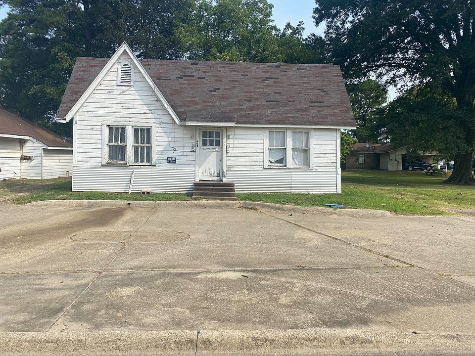 2nd image of 910 W Avenue B St