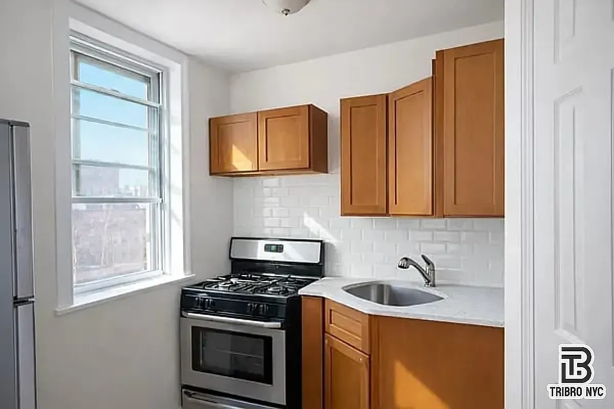 1283 Rogers Avenue — Photo 2