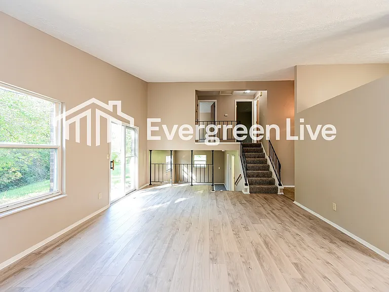 2976 Maureen Ct — Photo 3