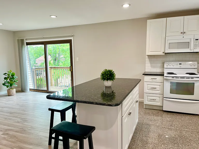 702 Meadow Woods Ln — Photo 6