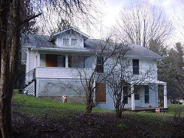 2nd image of 115 Oak St