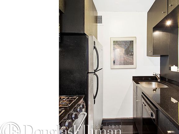 5th image of 101 W 12th St APT 6C