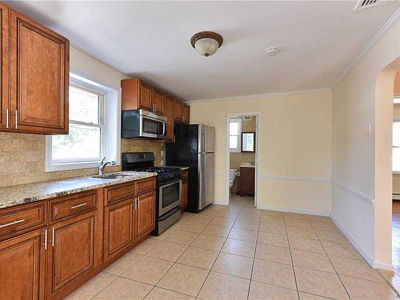 5th image of 22 Wright Ave #2