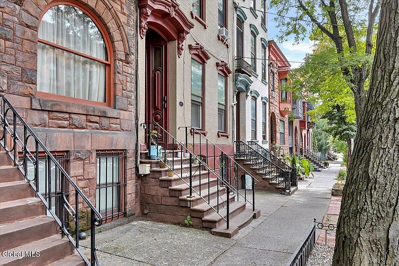 3rd image of 137 Lancaster Street