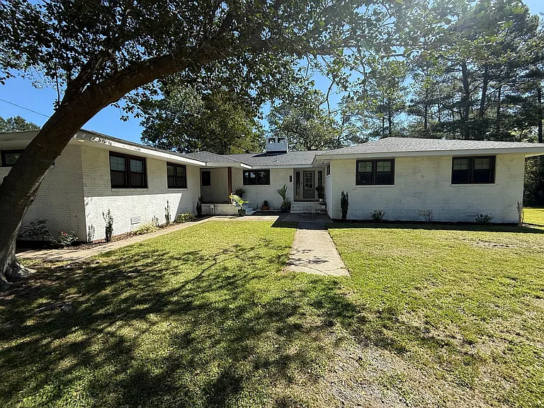 305 Ship Point Rd — Photo 2