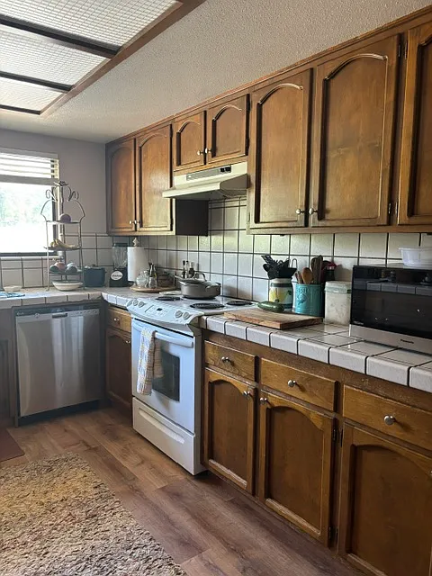 3 bed, 2.5 bath, 2300 sqft, $2,700 — Photo 2