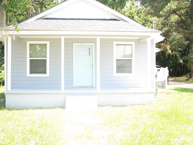 1704 Staley Ave — Photo 1