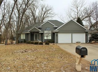405 N Royal Troon Dr, Dakota Dunes, SD 57049