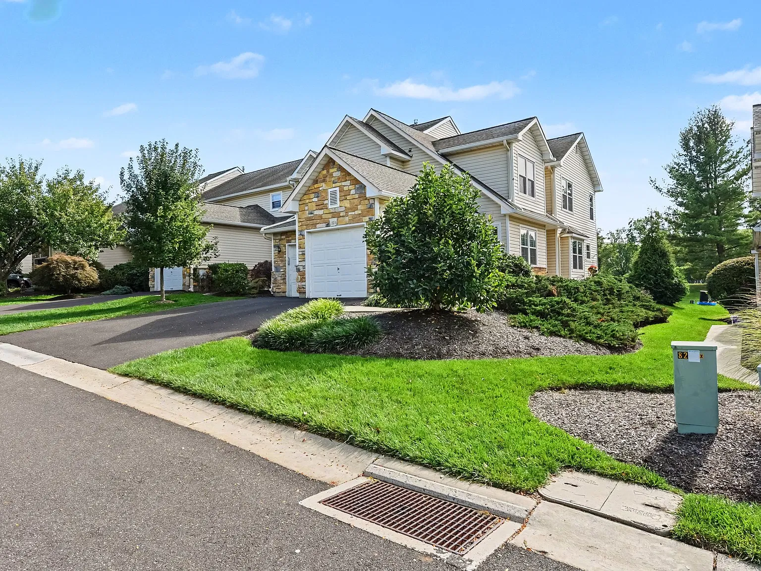 3 bed, 2.5 bath, 2390 sqft, $4,400 — Photo 3