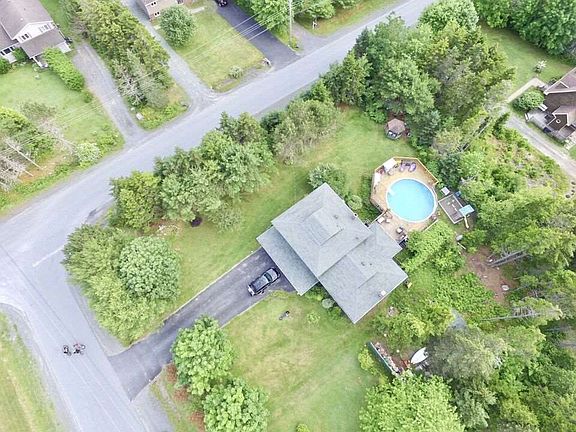 3rd image of 2 Candlewood Dr