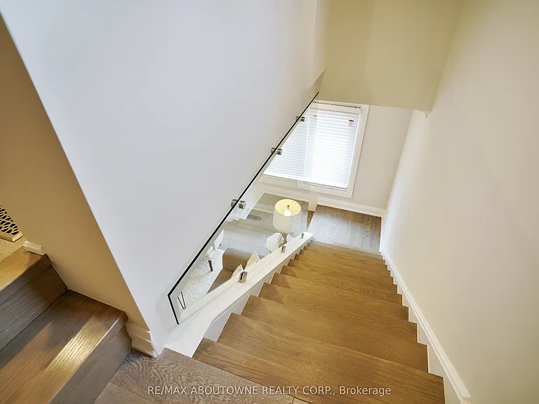 96 Mohawk Rd E — Photo 33