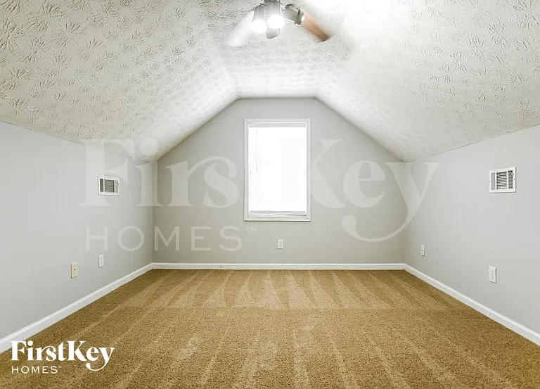 80 Pebble Ln — Photo 5