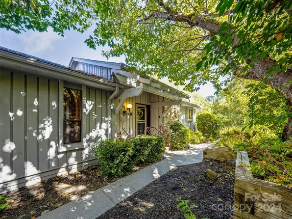 119 Woodbridge Dr, Laurel Park, NC 28739