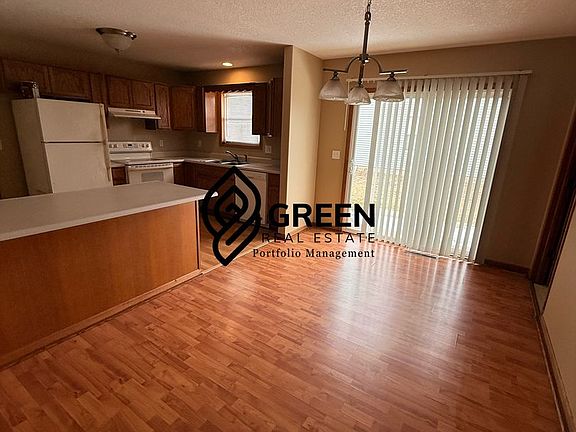 4th image of 218 N Van Buren Ave