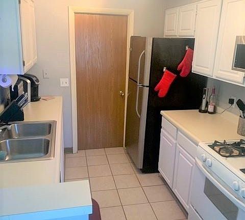 3rd image of 15 Woodbury Ln