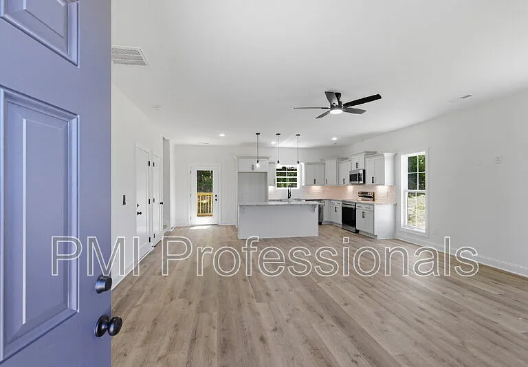 408 Legions Ct — Photo 10
