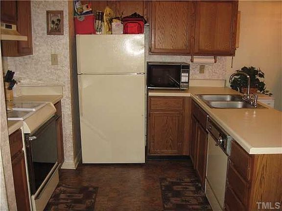 3rd image of 2631 Camellia Dr