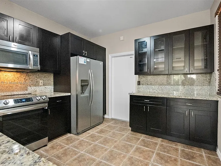 2082 Madeira Dr — Photo 1
