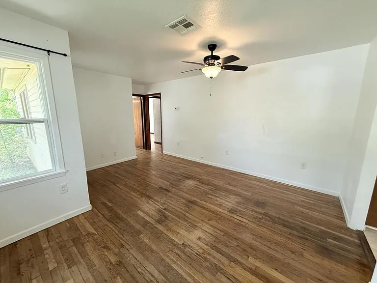1004 S 3rd St — Photo 5