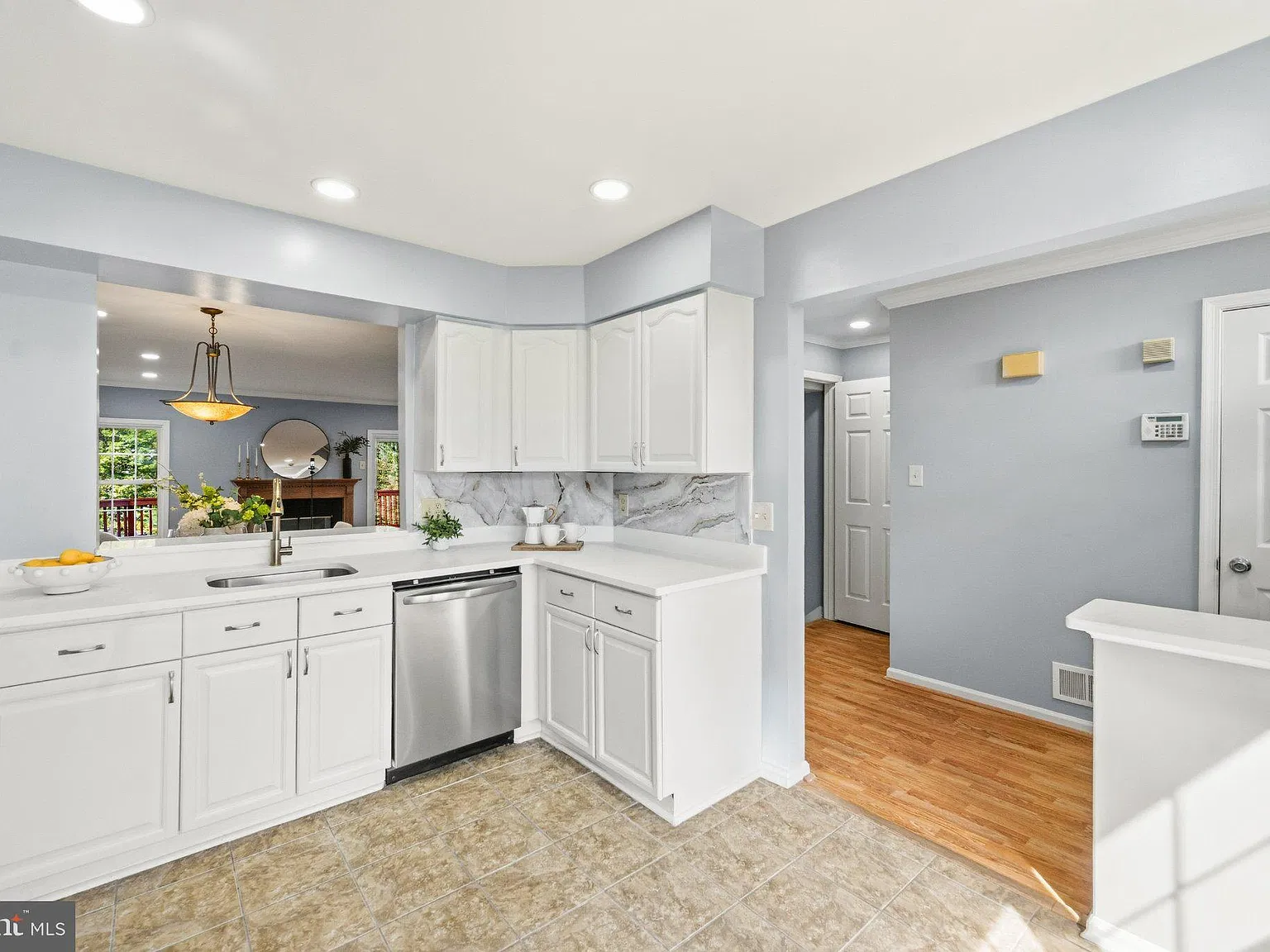 3 bed, 3.5 bath, 2010 sqft, $2,800 — Photo 3