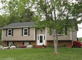 6429 Robinhood Trace Dr, Pfafftown, NC 27040