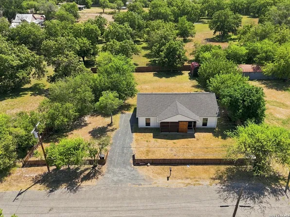 1111 Avenue K, Hondo, TX 78861
