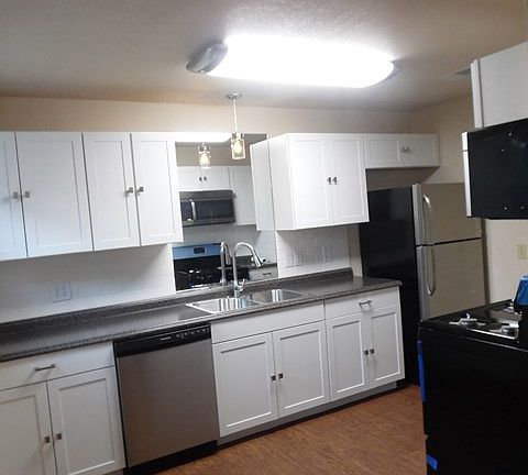5th image of 905 E 35th St