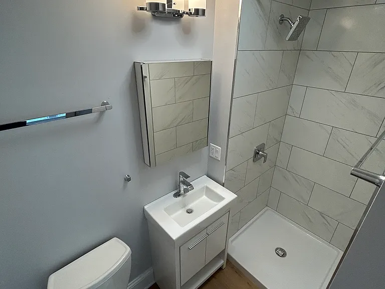 1303 W Roscoe St #2 — Photo 4