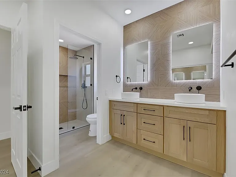 8513 Glenmore Dr — Photo 12