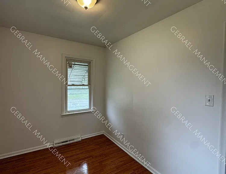 1221 Barney Ave — Photo 7