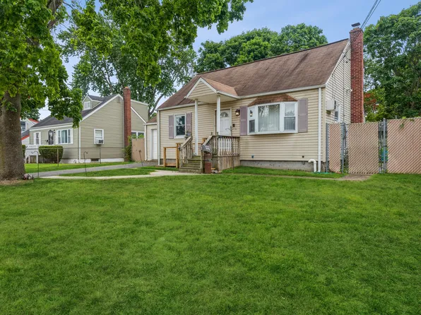 65 Storey Ave, Central Islip, NY 11722