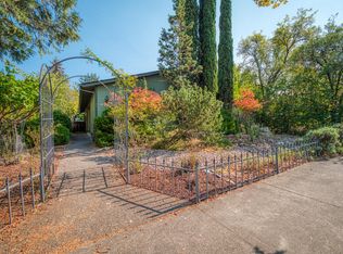 64 4th St, Ashland, OR 97520