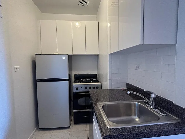 2020 Broadway #7A — Photo 11