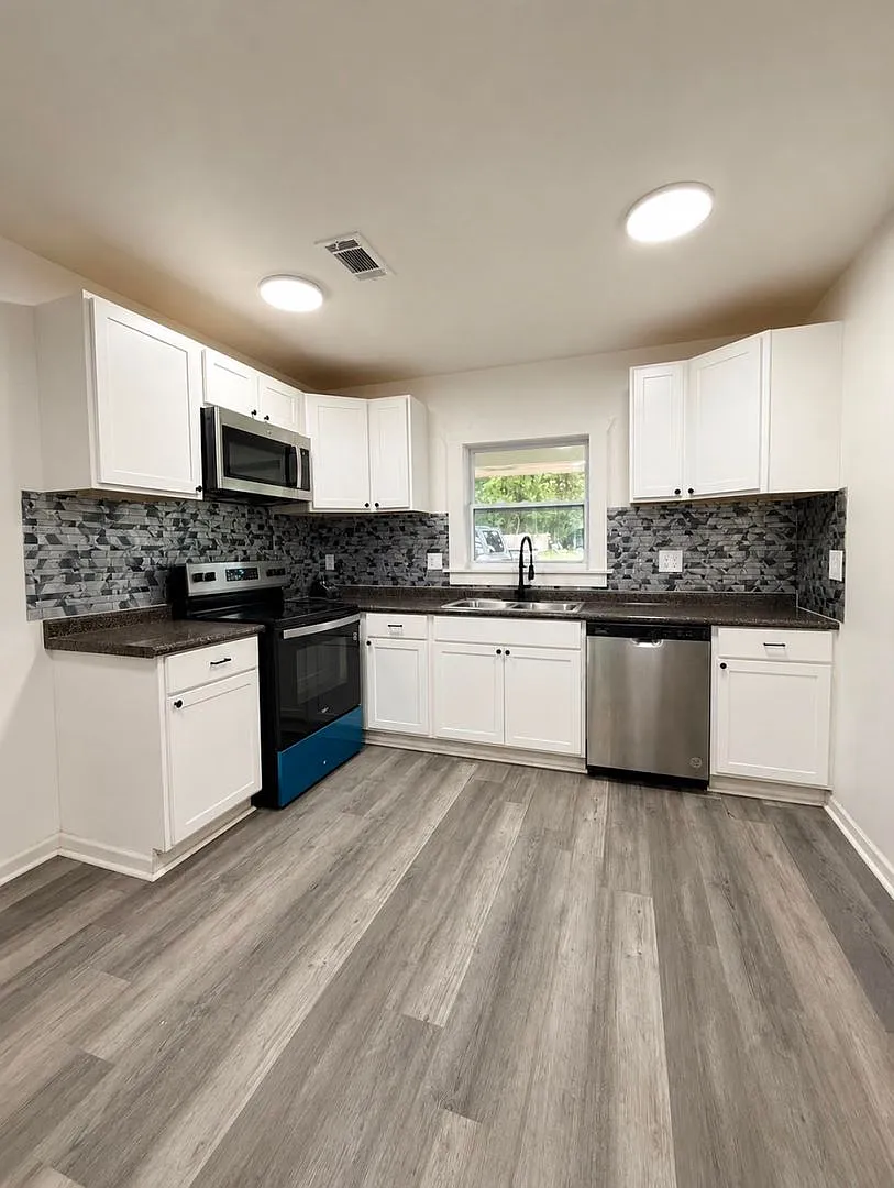 For Rent- 3 Bedrooms, 2 bath — Photo 2