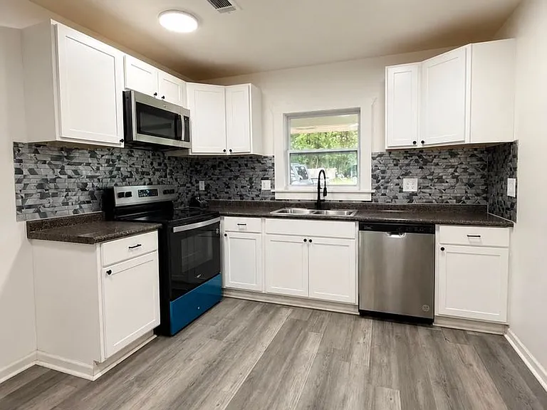 1427 Adrian Ln — Photo 2