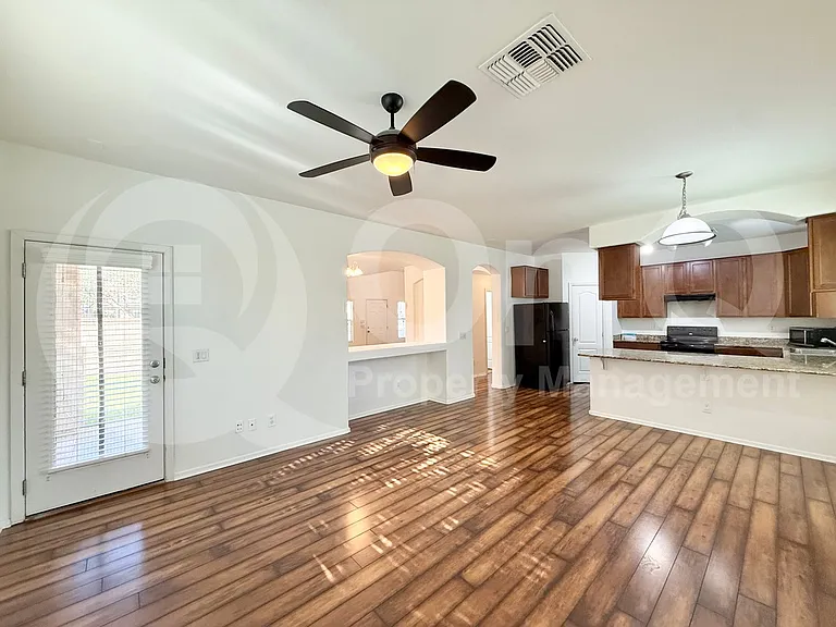 2209 E Pecan Rd — Photo 5