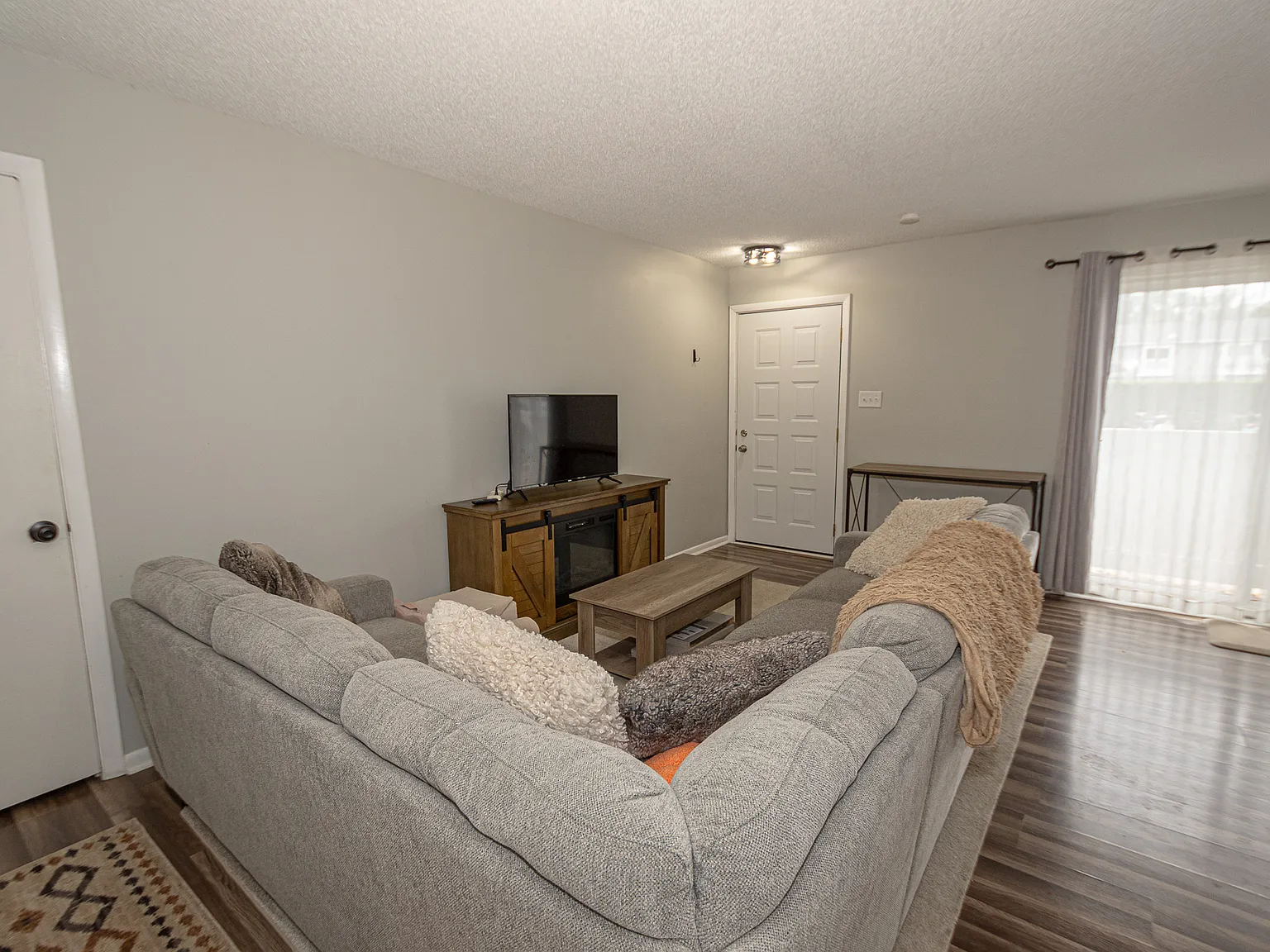 2 bed, 1000 sqft, $1,750 — Photo 4