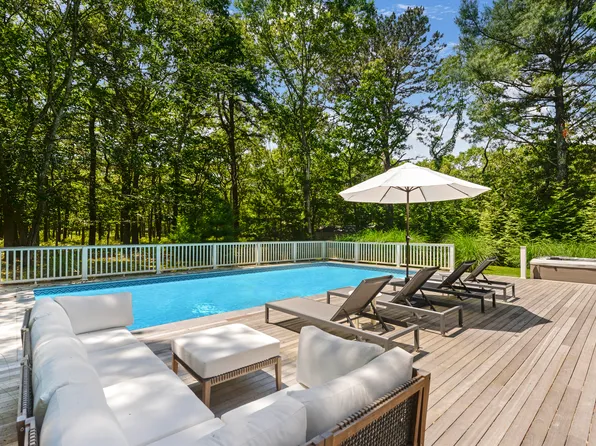 https://photos.zillowstatic.com/fp/989e49eaaf7f4029bb0d5949ca19477a-p_e.webp