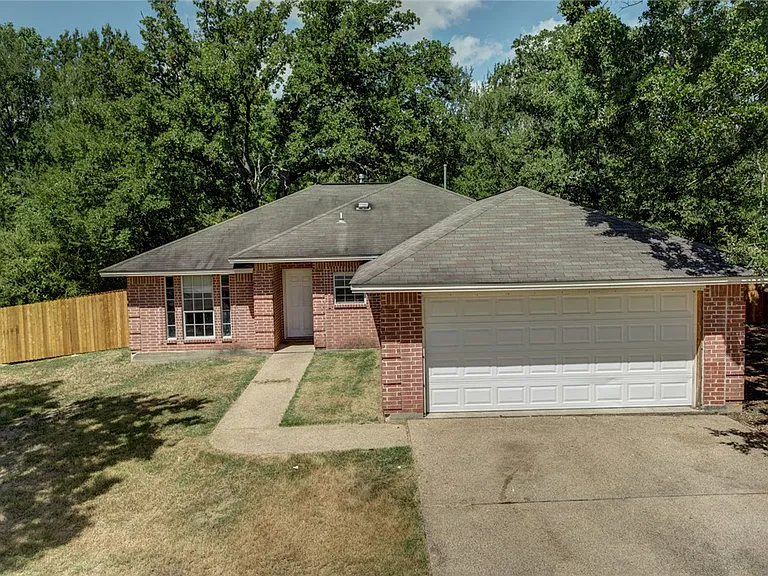 2402 Jaguar Ct — Photo 3
