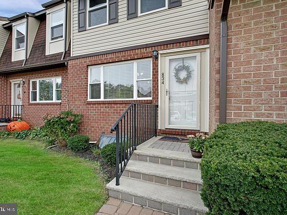 3rd image of 834 Shannon Ct