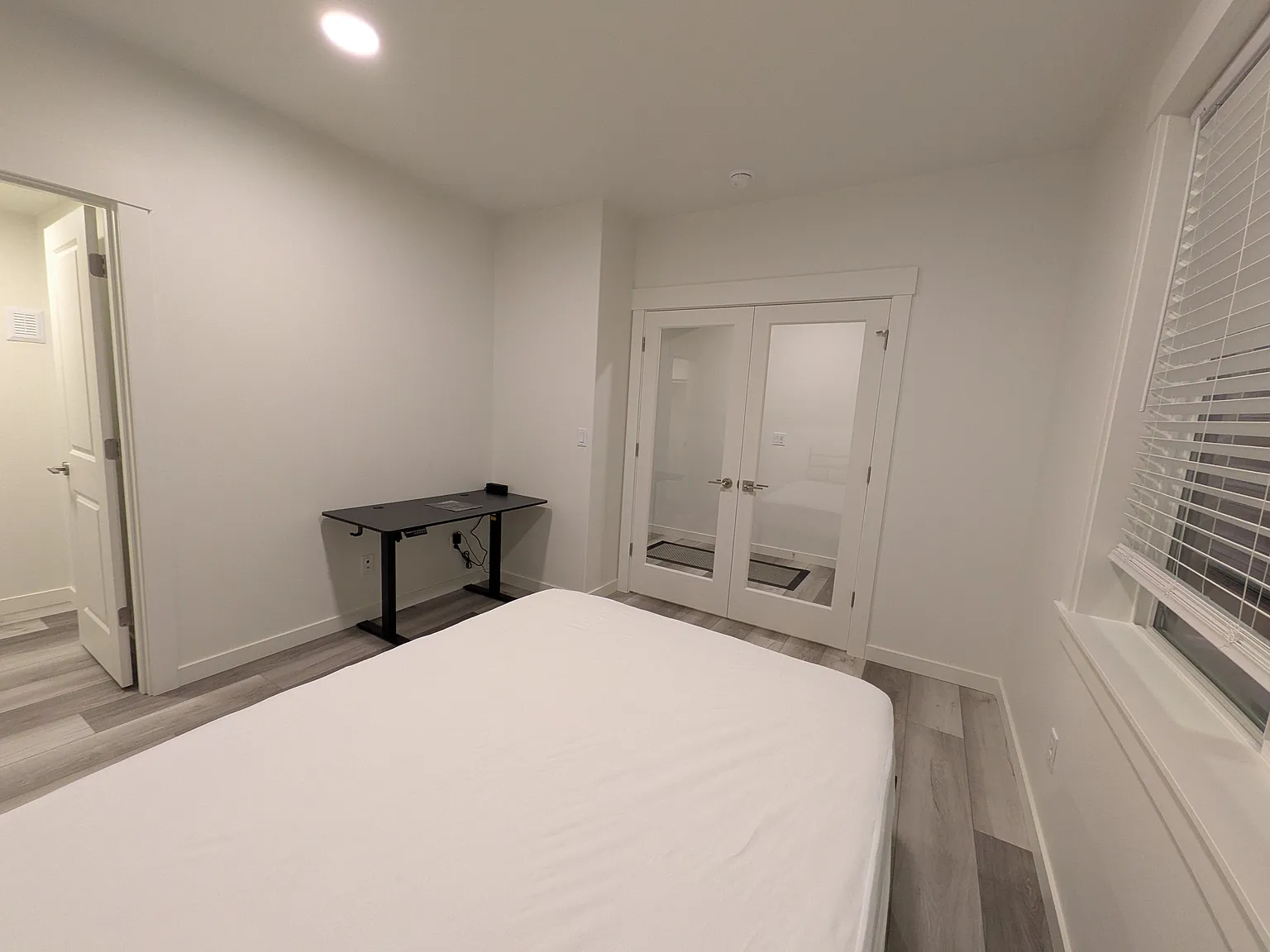 5 bed, 2211 sqft, $850 — Photo 2