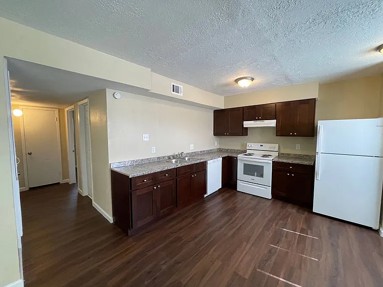 Main Plaza Apartments — Photo 7