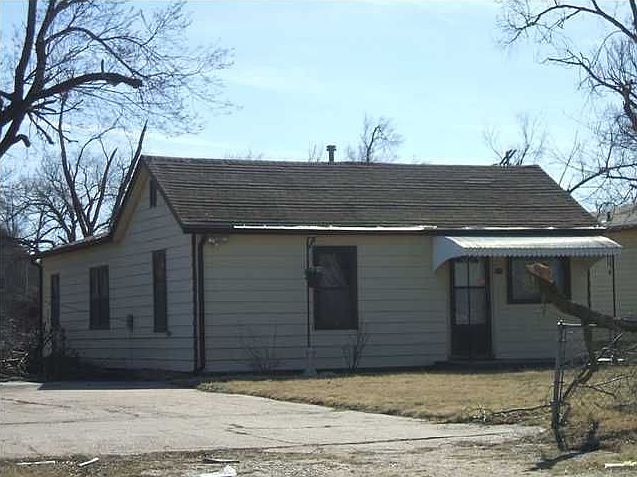 1st image of 215 E Avenue A