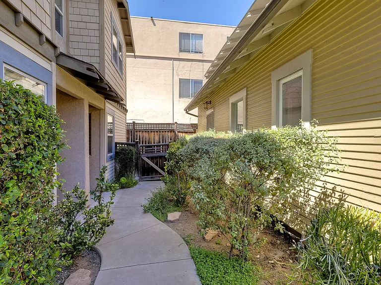 4052 Albatross St — Photo 33